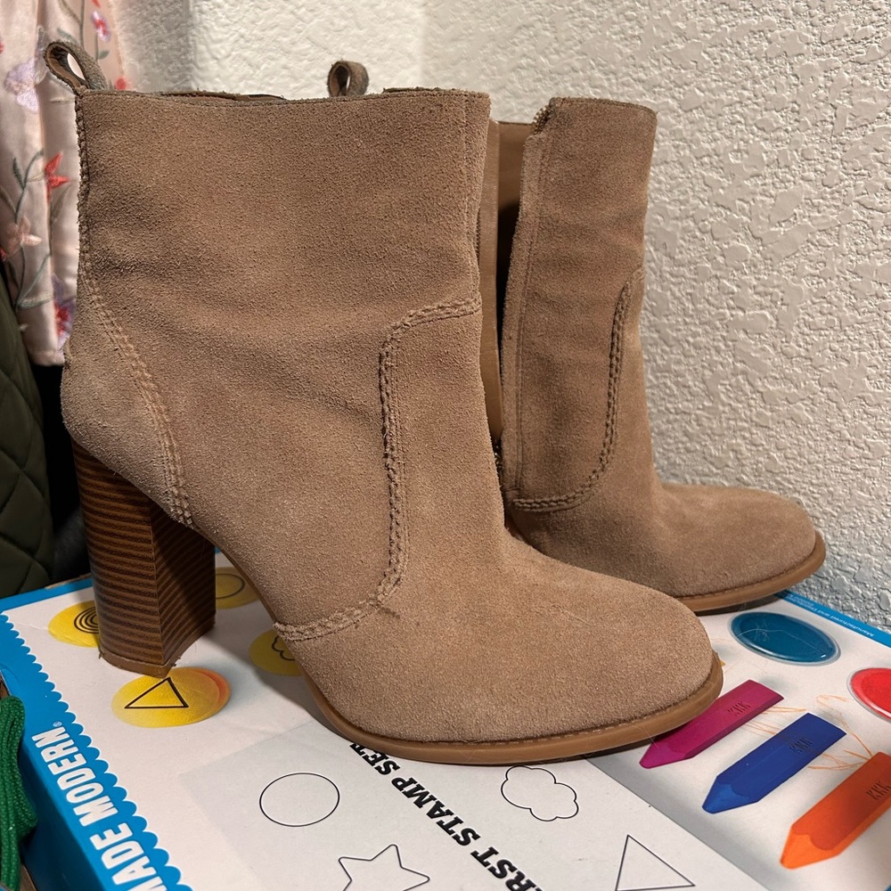 Nine West Quicksand Tan Suede Block Heel Ankle Bootie H828